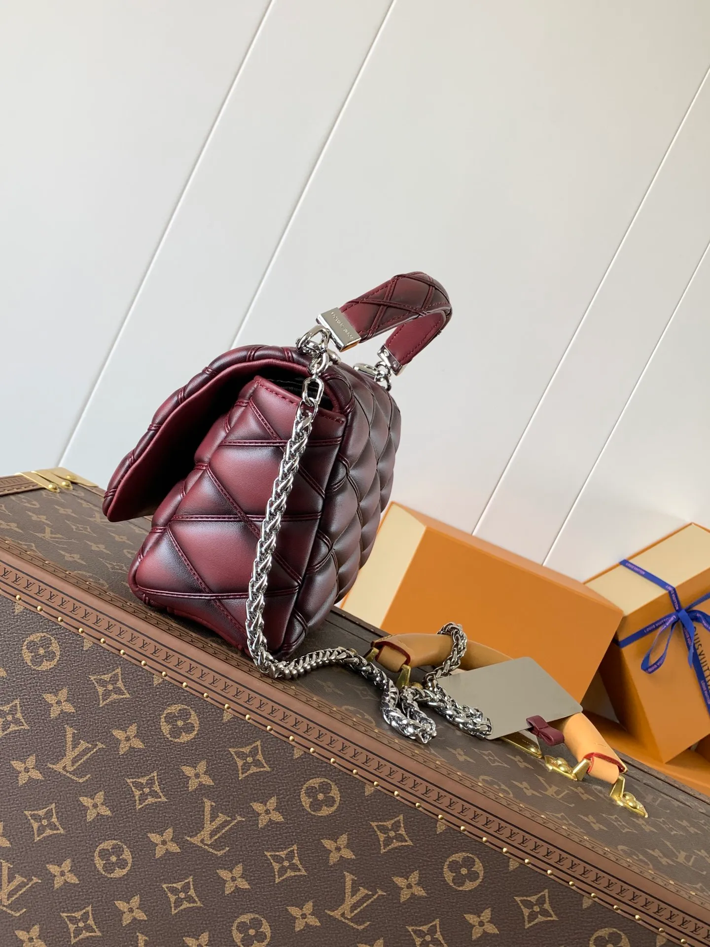 💰1280 (top layer leather) top original order, code changing chip M23045 dark gray M22891 beige M23601 brown M22891 black M12338 vanilla M24465 pink gradient M23682 dark blue M12434 blue gradient M22891 blue and white checkered M22891 red and white checkered M25107 silver M22891 patent leather M22892 black pink gradient M24186 light blue gradient M24465 nude pink gradient M12567 burgundy M11374 black hardware M12332 light coffee color M22890 white leather with black stripes Top original custom leather ~ colors are being updated continuously! This medium GO-14 bag is crafted from rich sheepskin leather with a quilted pattern that pays homage to the brand's traditional luggage designs. The Twist lock makes a striking statement, and the top handle can be carried by hand alone, or it can be transformed into a leather shoulder pad on the sliding chain strap for comfortable shoulder or cross-body wear. Dimensions: 23 x 16 x 10cm