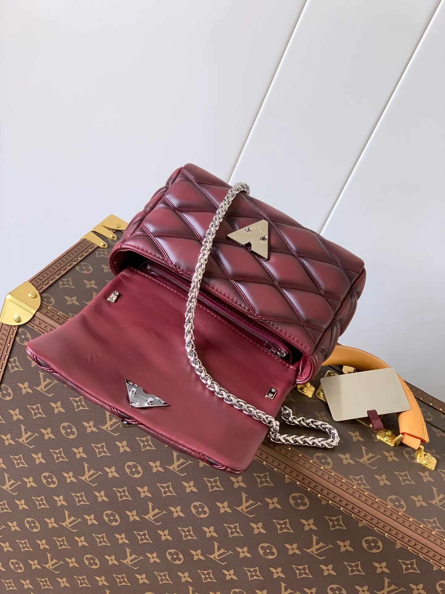 💰1280 (top layer leather) top original order, code changing chip M23045 dark gray M22891 beige M23601 brown M22891 black M12338 vanilla M24465 pink gradient M23682 dark blue M12434 blue gradient M22891 blue and white checkered M22891 red and white checkered M25107 silver M22891 patent leather M22892 black pink gradient M24186 light blue gradient M24465 nude pink gradient M12567 burgundy M11374 black hardware M12332 light coffee color M22890 white leather with black stripes Top original custom leather ~ colors are being updated continuously! This medium GO-14 bag is crafted from rich sheepskin leather with a quilted pattern that pays homage to the brand's traditional luggage designs. The Twist lock makes a striking statement, and the top handle can be carried by hand alone, or it can be transformed into a leather shoulder pad on the sliding chain strap for comfortable shoulder or cross-body wear. Dimensions: 23 x 16 x 10cm