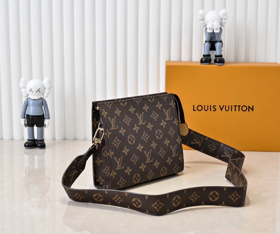 Batch 220💰Original goods High-end quality Exclusively released💥M67692# M47542 LV [Rose] official website toiletry bag Super🔥Beautiful new style LV original pair of flowers quality🌵Classic presbyopia clutch bag toiletry bag🤞Super high quality Made with original hardware💧very creative👍🏻Excellent upper body effect, unique design concept💦Exquisite craftsmanship Dimensions: 19x14x5cm