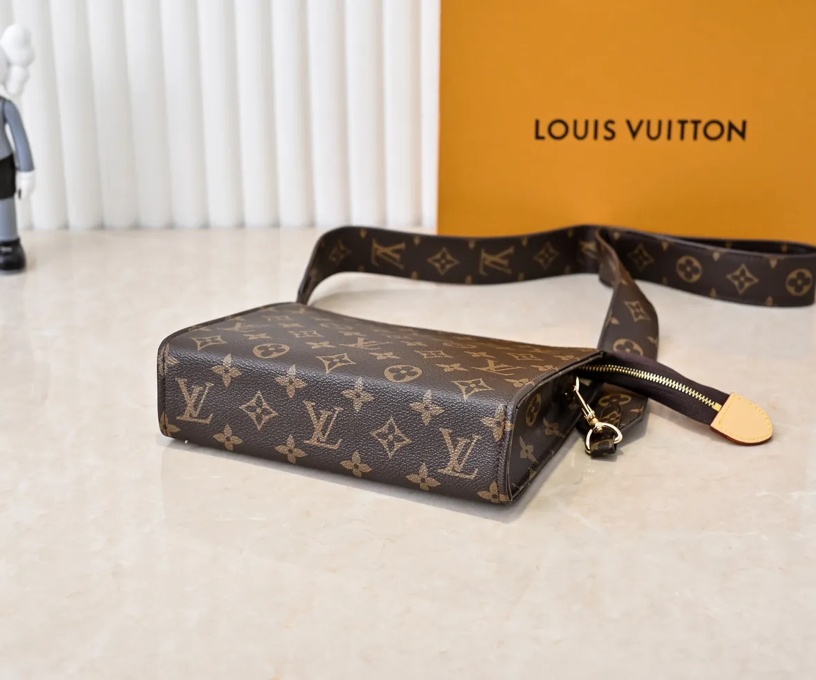 Batch 220💰Original goods High-end quality Exclusively released💥M67692# M47542 LV [Rose] official website toiletry bag Super🔥Beautiful new style LV original pair of flowers quality🌵Classic presbyopia clutch bag toiletry bag🤞Super high quality Made with original hardware💧very creative👍🏻Excellent upper body effect, unique design concept💦Exquisite craftsmanship Dimensions: 19x14x5cm