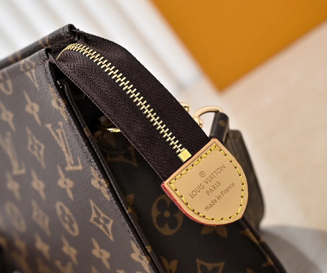 Batch 220💰Original goods High-end quality Exclusively released💥M67692# M47542 LV [Rose] official website toiletry bag Super🔥Beautiful new style LV original pair of flowers quality🌵Classic presbyopia clutch bag toiletry bag🤞Super high quality Made with original hardware💧very creative👍🏻Excellent upper body effect, unique design concept💦Exquisite craftsmanship Dimensions: 19x14x5cm