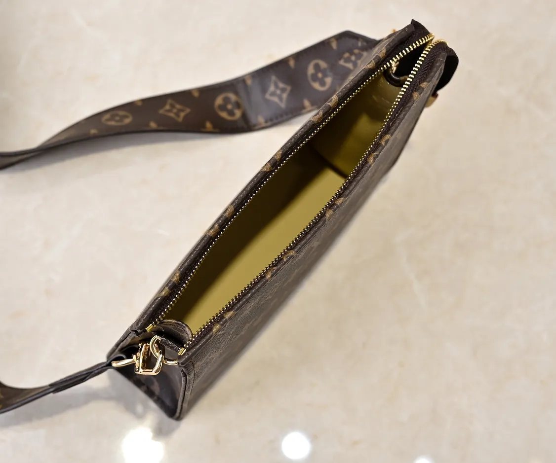 Batch 220💰Original goods High-end quality Exclusively released💥M67692# M47542 LV [Rose] official website toiletry bag Super🔥Beautiful new style LV original pair of flowers quality🌵Classic presbyopia clutch bag toiletry bag🤞Super high quality Made with original hardware💧very creative👍🏻Excellent upper body effect, unique design concept💦Exquisite craftsmanship Dimensions: 19x14x5cm