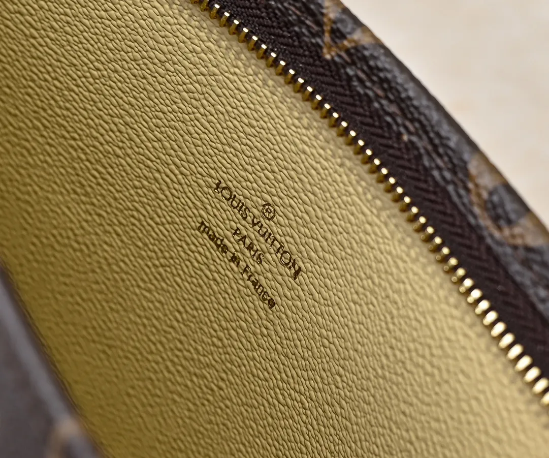 Batch 220💰Original goods High-end quality Exclusively released💥M67692# M47542 LV [Rose] official website toiletry bag Super🔥Beautiful new style LV original pair of flowers quality🌵Classic presbyopia clutch bag toiletry bag🤞Super high quality Made with original hardware💧very creative👍🏻Excellent upper body effect, unique design concept💦Exquisite craftsmanship Dimensions: 19x14x5cm