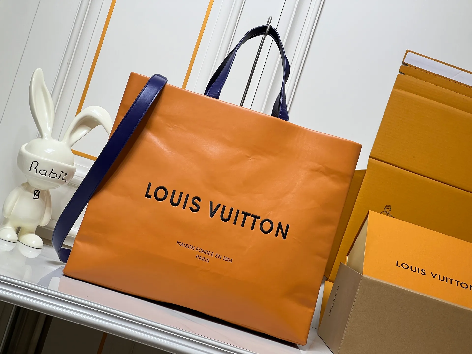 Batch 320💰M24457 Black Orange Blue Green Gray Presbyopia Plaid Black Crocodile Orange Crocodile Pattern 9 Colors ✔️ This Shopper medium handbag draws inspiration from Louis Vuitton shopping bags, with the words Louis Vuitton and Maison Fondée En 1854 written on soft cow leather, with a top handle and a detachable shoulder strap. Size: 40x32x16cm