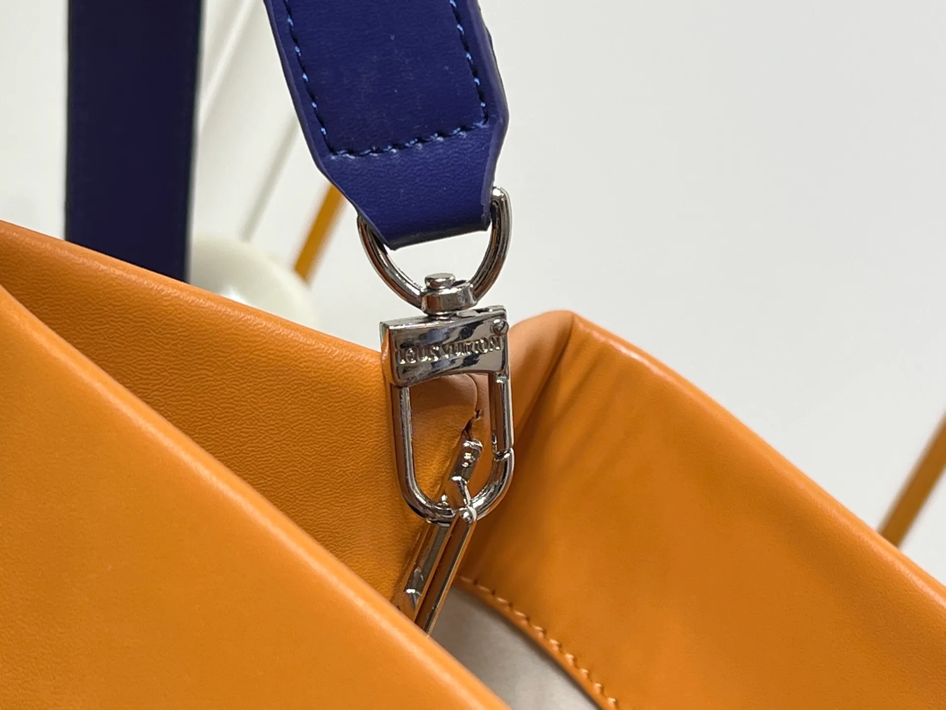Batch 320💰M24457 Black Orange Blue Green Gray Presbyopia Plaid Black Crocodile Orange Crocodile Pattern 9 Colors ✔️ This Shopper medium handbag draws inspiration from Louis Vuitton shopping bags, with the words Louis Vuitton and Maison Fondée En 1854 written on soft cow leather, with a top handle and a detachable shoulder strap. Size: 40x32x16cm