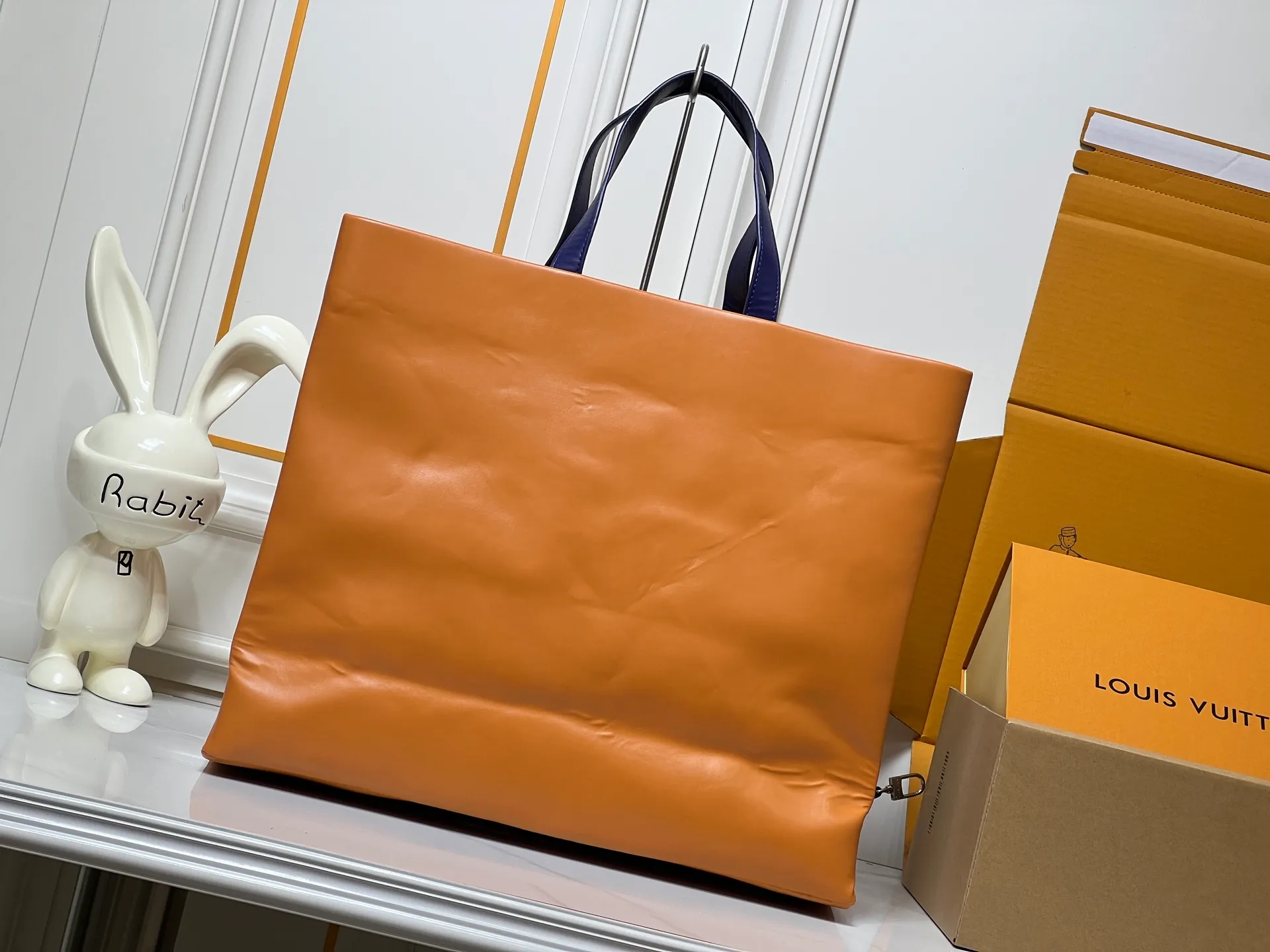 Batch 320💰M24457 Black Orange Blue Green Gray Presbyopia Plaid Black Crocodile Orange Crocodile Pattern 9 Colors ✔️ This Shopper medium handbag draws inspiration from Louis Vuitton shopping bags, with the words Louis Vuitton and Maison Fondée En 1854 written on soft cow leather, with a top handle and a detachable shoulder strap. Size: 40x32x16cm