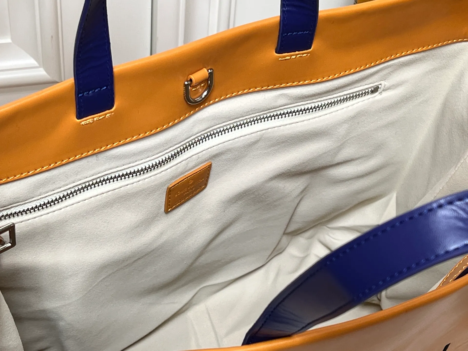 Batch 320💰M24457 Black Orange Blue Green Gray Presbyopia Plaid Black Crocodile Orange Crocodile Pattern 9 Colors ✔️ This Shopper medium handbag draws inspiration from Louis Vuitton shopping bags, with the words Louis Vuitton and Maison Fondée En 1854 written on soft cow leather, with a top handle and a detachable shoulder strap. Size: 40x32x16cm
