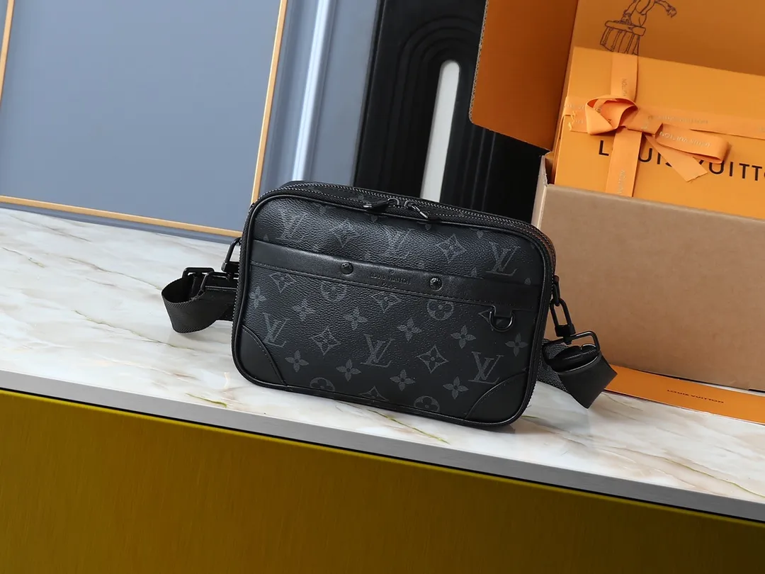 💰260💰Upgraded from the original M31069 M46955 M31014 M31016 nano alpha handbag, the monogram shadow leather is subtly embossed with the monogram pattern, making the compact structure show elegance. Black leather rivets with black floral pattern, two corners wrapped compartments on the front, box bag, camera bag, shoulder bag oo[handshake][handshake] rivet elements are marked with brand imprints, zipper compartments and external patch pockets are convenient for storing daily needs, and the detachable and adjustable leather shoulder strap allows for comfortable carrying. 24 x 16 x 8 cm (length x height x width)