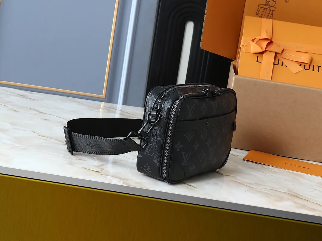 💰260💰Upgraded from the original M31069 M46955 M31014 M31016 nano alpha handbag, the monogram shadow leather is subtly embossed with the monogram pattern, making the compact structure show elegance. Black leather rivets with black floral pattern, two corners wrapped compartments on the front, box bag, camera bag, shoulder bag oo[handshake][handshake] rivet elements are marked with brand imprints, zipper compartments and external patch pockets are convenient for storing daily needs, and the detachable and adjustable leather shoulder strap allows for comfortable carrying. 24 x 16 x 8 cm (length x height x width)