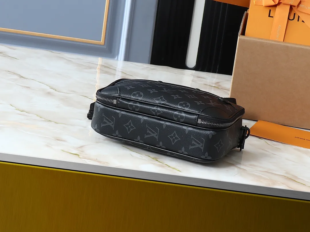 💰260💰Upgraded from the original M31069 M46955 M31014 M31016 nano alpha handbag, the monogram shadow leather is subtly embossed with the monogram pattern, making the compact structure show elegance. Black leather rivets with black floral pattern, two corners wrapped compartments on the front, box bag, camera bag, shoulder bag oo[handshake][handshake] rivet elements are marked with brand imprints, zipper compartments and external patch pockets are convenient for storing daily needs, and the detachable and adjustable leather shoulder strap allows for comfortable carrying. 24 x 16 x 8 cm (length x height x width)