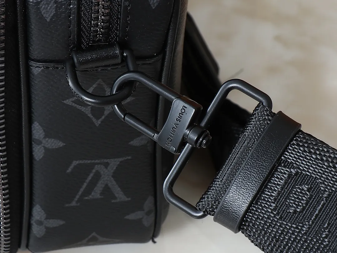 💰260💰Upgraded from the original M31069 M46955 M31014 M31016 nano alpha handbag, the monogram shadow leather is subtly embossed with the monogram pattern, making the compact structure show elegance. Black leather rivets with black floral pattern, two corners wrapped compartments on the front, box bag, camera bag, shoulder bag oo[handshake][handshake] rivet elements are marked with brand imprints, zipper compartments and external patch pockets are convenient for storing daily needs, and the detachable and adjustable leather shoulder strap allows for comfortable carrying. 24 x 16 x 8 cm (length x height x width)