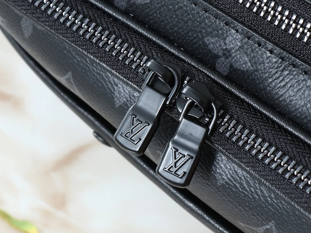 💰260💰Upgraded from the original M31069 M46955 M31014 M31016 nano alpha handbag, the monogram shadow leather is subtly embossed with the monogram pattern, making the compact structure show elegance. Black leather rivets with black floral pattern, two corners wrapped compartments on the front, box bag, camera bag, shoulder bag oo[handshake][handshake] rivet elements are marked with brand imprints, zipper compartments and external patch pockets are convenient for storing daily needs, and the detachable and adjustable leather shoulder strap allows for comfortable carrying. 24 x 16 x 8 cm (length x height x width)