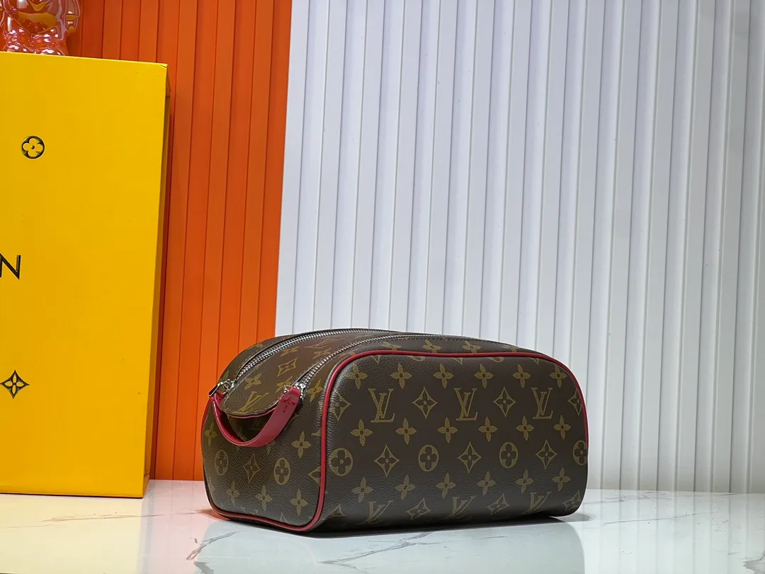 Batch 200💰Upgraded original M11482 M47528 M46354 M46696 N40127 M44494 This Dopp Kit toiletry bag is made of Monogram Eclipse canvas, bringing a restrained choice to Monogram lovers. Plenty of space to store travel essentials, double zippers for secure protection, and wide opening for easy access. 28.0 x 15.0 x 16.5 cm (length x height x width)