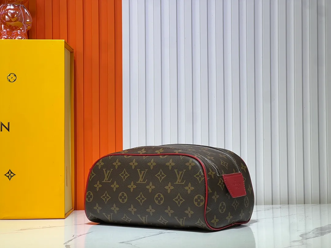 Batch 200💰Upgraded original M11482 M47528 M46354 M46696 N40127 M44494 This Dopp Kit toiletry bag is made of Monogram Eclipse canvas, bringing a restrained choice to Monogram lovers. Plenty of space to store travel essentials, double zippers for secure protection, and wide opening for easy access. 28.0 x 15.0 x 16.5 cm (length x height x width)