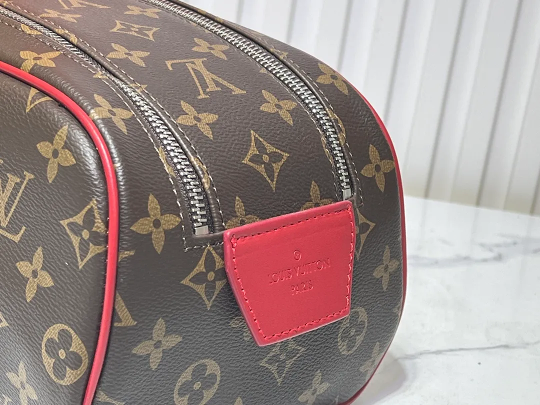 Batch 200💰Upgraded original M11482 M47528 M46354 M46696 N40127 M44494 This Dopp Kit toiletry bag is made of Monogram Eclipse canvas, bringing a restrained choice to Monogram lovers. Plenty of space to store travel essentials, double zippers for secure protection, and wide opening for easy access. 28.0 x 15.0 x 16.5 cm (length x height x width)