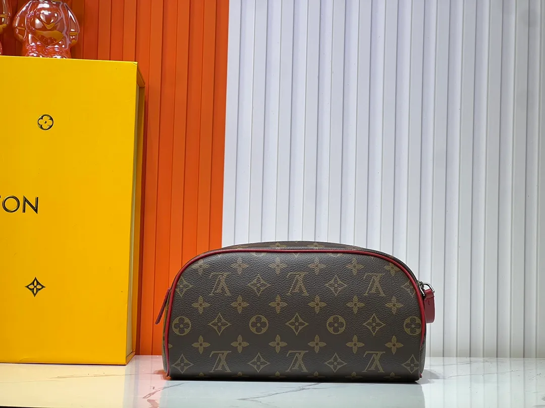 Batch 200💰Upgraded original M11482 M47528 M46354 M46696 N40127 M44494 This Dopp Kit toiletry bag is made of Monogram Eclipse canvas, bringing a restrained choice to Monogram lovers. Plenty of space to store travel essentials, double zippers for secure protection, and wide opening for easy access. 28.0 x 15.0 x 16.5 cm (length x height x width)