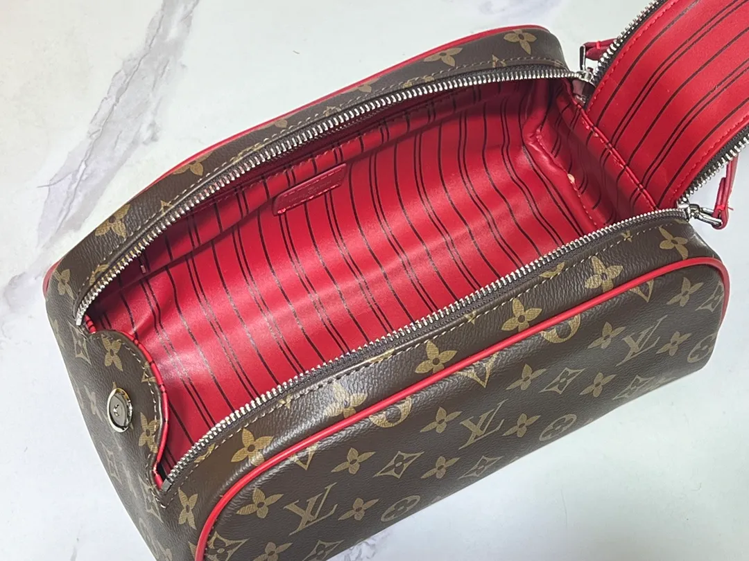 Batch 200💰Upgraded original M11482 M47528 M46354 M46696 N40127 M44494 This Dopp Kit toiletry bag is made of Monogram Eclipse canvas, bringing a restrained choice to Monogram lovers. Plenty of space to store travel essentials, double zippers for secure protection, and wide opening for easy access. 28.0 x 15.0 x 16.5 cm (length x height x width)