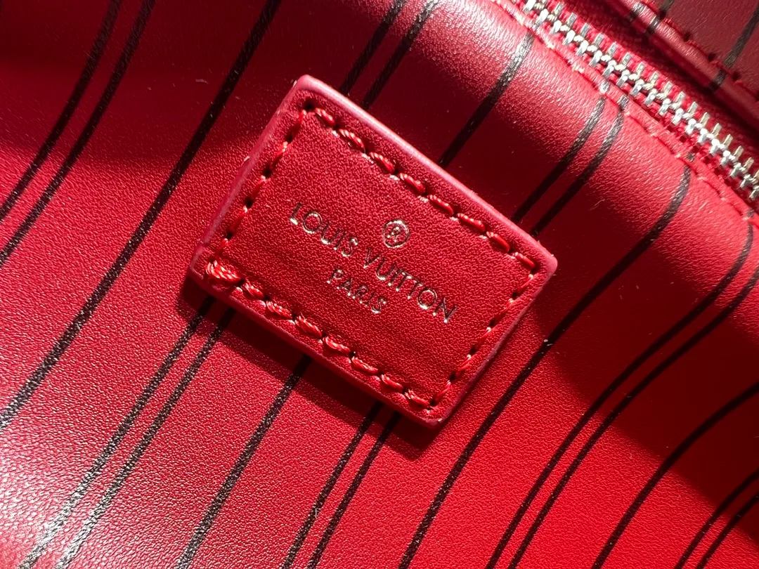 Batch 200💰Upgraded original M11482 M47528 M46354 M46696 N40127 M44494 This Dopp Kit toiletry bag is made of Monogram Eclipse canvas, bringing a restrained choice to Monogram lovers. Plenty of space to store travel essentials, double zippers for secure protection, and wide opening for easy access. 28.0 x 15.0 x 16.5 cm (length x height x width)