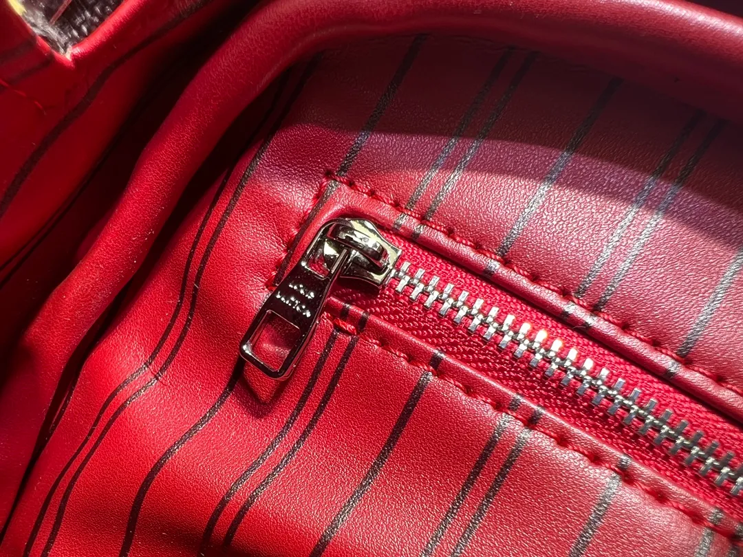 Batch 200💰Upgraded original M11482 M47528 M46354 M46696 N40127 M44494 This Dopp Kit toiletry bag is made of Monogram Eclipse canvas, bringing a restrained choice to Monogram lovers. Plenty of space to store travel essentials, double zippers for secure protection, and wide opening for easy access. 28.0 x 15.0 x 16.5 cm (length x height x width)