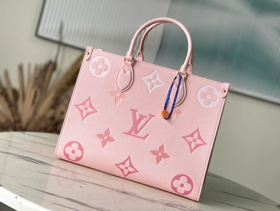 💰1200 (first-grain leather) top-quality original M45595 fan-printed ONTHEGO handbag. For work, shopping or weekend trips, pick up the Onthego handbag and go out immediately. The oversized Monogram print contrasts with the mini Monogram trim and the ample interior design, which is self-evidently avant-garde and modern. Size: 35-28-15cm (length x height x width)