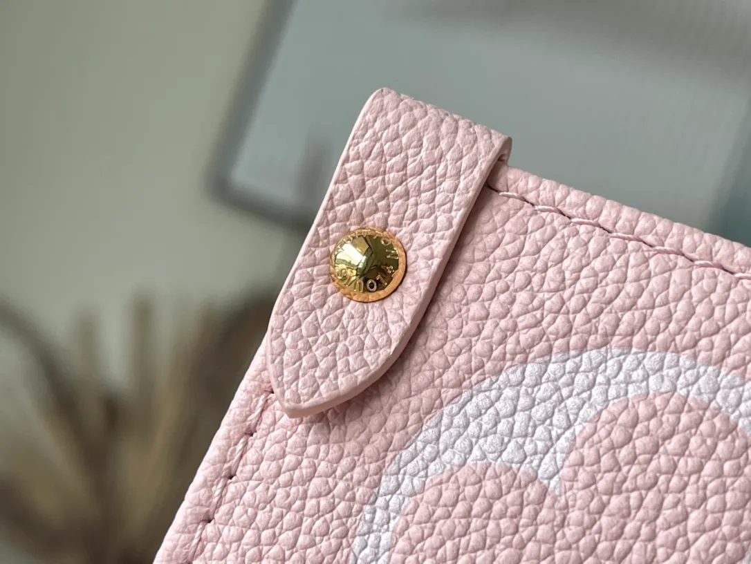 💰1200 (first-grain leather) top-quality original M45595 fan-printed ONTHEGO handbag. For work, shopping or weekend trips, pick up the Onthego handbag and go out immediately. The oversized Monogram print contrasts with the mini Monogram trim and the ample interior design, which is self-evidently avant-garde and modern. Size: 35-28-15cm (length x height x width)