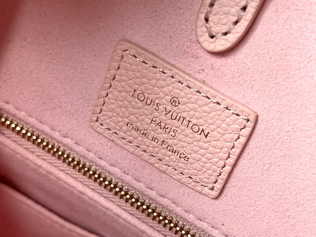 💰1200 (first-grain leather) top-quality original M45595 fan-printed ONTHEGO handbag. For work, shopping or weekend trips, pick up the Onthego handbag and go out immediately. The oversized Monogram print contrasts with the mini Monogram trim and the ample interior design, which is self-evidently avant-garde and modern. Size: 35-28-15cm (length x height x width)