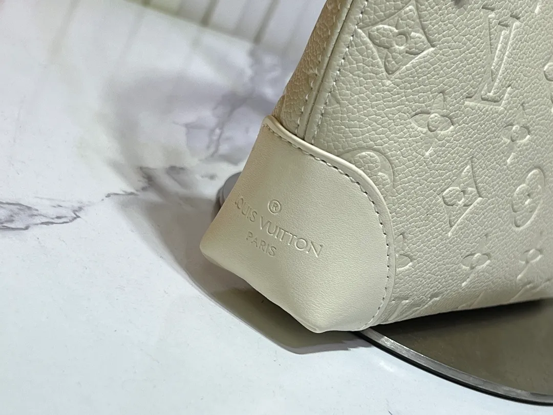 Batch 220💰Upgraded original M12174 This Pochette Sèvres belongs to the LV ski collection and is ready to shine in a "shiny" gun metal tone. It's crafted from signature Monogram Empreinte leather with pale gold hardware for an elegant contrast. The double zip closure features two pendants, one depicting an LV ring and the other displaying a crystal-embellished Monogram flower. Think of it as the perfect après-ski bag. Dimensions: 25 x 13 x 5 cm (length x height x width)