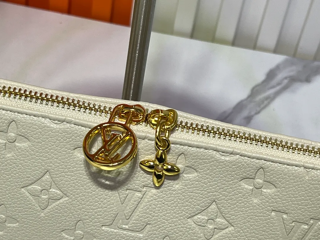 Batch 220💰Upgraded original M12174 This Pochette Sèvres belongs to the LV ski collection and is ready to shine in a "shiny" gun metal tone. It's crafted from signature Monogram Empreinte leather with pale gold hardware for an elegant contrast. The double zip closure features two pendants, one depicting an LV ring and the other displaying a crystal-embellished Monogram flower. Think of it as the perfect après-ski bag. Dimensions: 25 x 13 x 5 cm (length x height x width)