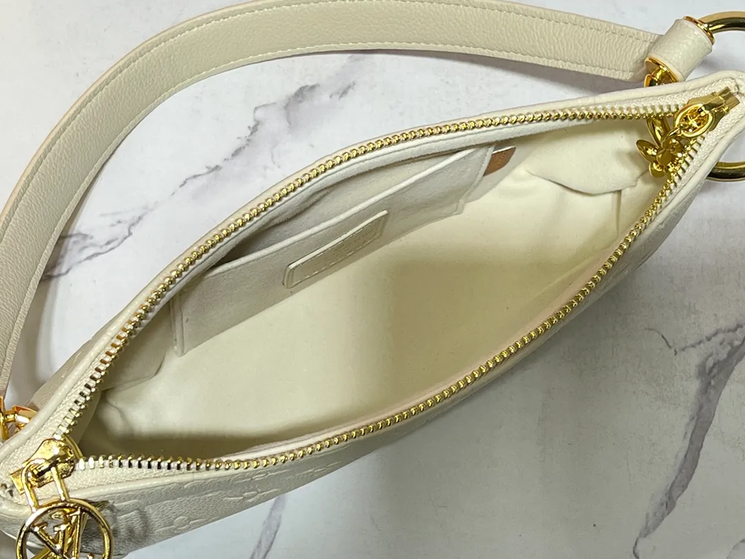 Batch 220💰Upgraded original M12174 This Pochette Sèvres belongs to the LV ski collection and is ready to shine in a "shiny" gun metal tone. It's crafted from signature Monogram Empreinte leather with pale gold hardware for an elegant contrast. The double zip closure features two pendants, one depicting an LV ring and the other displaying a crystal-embellished Monogram flower. Think of it as the perfect après-ski bag. Dimensions: 25 x 13 x 5 cm (length x height x width)