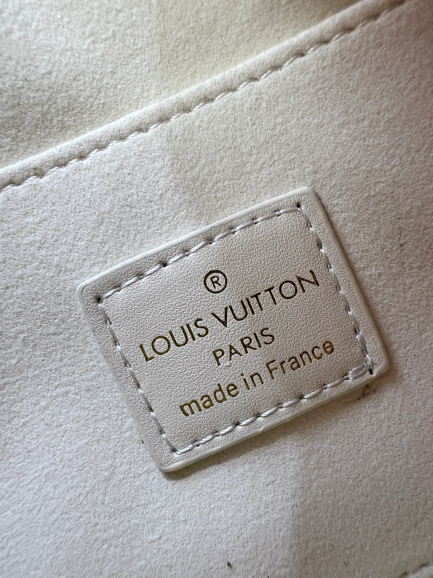 Batch 220💰Upgraded original M12174 This Pochette Sèvres belongs to the LV ski collection and is ready to shine in a "shiny" gun metal tone. It's crafted from signature Monogram Empreinte leather with pale gold hardware for an elegant contrast. The double zip closure features two pendants, one depicting an LV ring and the other displaying a crystal-embellished Monogram flower. Think of it as the perfect après-ski bag. Dimensions: 25 x 13 x 5 cm (length x height x width)
