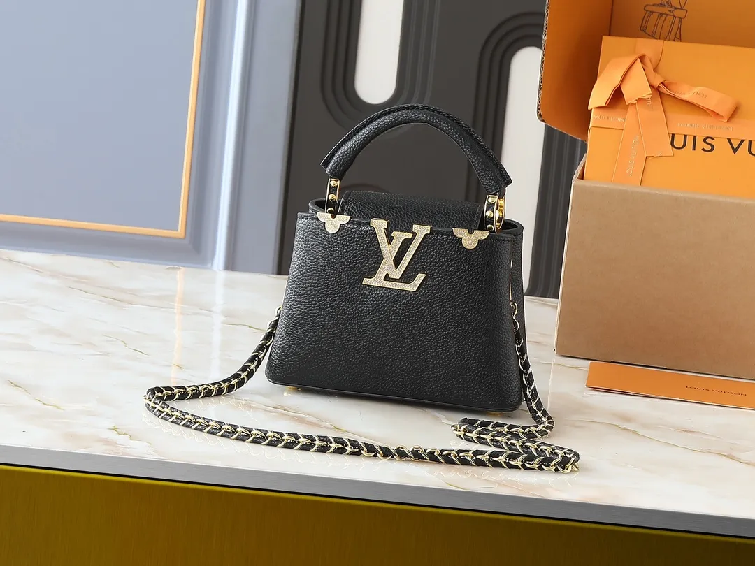 💰400💰Guangzhou goods Upgraded from the original M24583 M24584 M24585 Gold and diamond corolla This Capucines Flower Crown handbag is made of full-grain Taurillon leather and is embellished with Monogram flowers. Each flower is shaped by exquisite crystal diamonds. The LV logo and flowers echo each other, giving this soft handbag a jewel-like luster. Use the detachable shoulder strap cleverly to switch between shoulder and crossbody. Dimensions: 21.0 x 14.0 x 8.0 cm