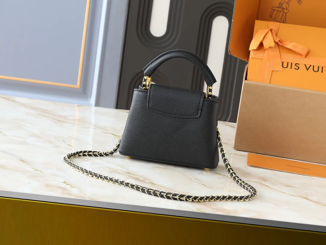 💰400💰Guangzhou goods Upgraded from the original M24583 M24584 M24585 Gold and diamond corolla This Capucines Flower Crown handbag is made of full-grain Taurillon leather and is embellished with Monogram flowers. Each flower is shaped by exquisite crystal diamonds. The LV logo and flowers echo each other, giving this soft handbag a jewel-like luster. Use the detachable shoulder strap cleverly to switch between shoulder and crossbody. Dimensions: 21.0 x 14.0 x 8.0 cm
