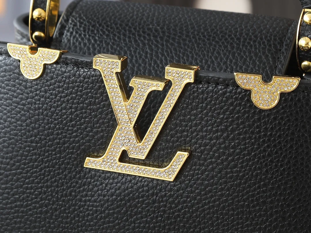 💰400💰Guangzhou goods Upgraded from the original M24583 M24584 M24585 Gold and diamond corolla This Capucines Flower Crown handbag is made of full-grain Taurillon leather and is embellished with Monogram flowers. Each flower is shaped by exquisite crystal diamonds. The LV logo and flowers echo each other, giving this soft handbag a jewel-like luster. Use the detachable shoulder strap cleverly to switch between shoulder and crossbody. Dimensions: 21.0 x 14.0 x 8.0 cm