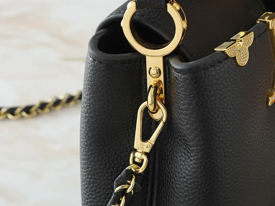 💰400💰Guangzhou goods Upgraded from the original M24583 M24584 M24585 Gold and diamond corolla This Capucines Flower Crown handbag is made of full-grain Taurillon leather and is embellished with Monogram flowers. Each flower is shaped by exquisite crystal diamonds. The LV logo and flowers echo each other, giving this soft handbag a jewel-like luster. Use the detachable shoulder strap cleverly to switch between shoulder and crossbody. Dimensions: 21.0 x 14.0 x 8.0 cm