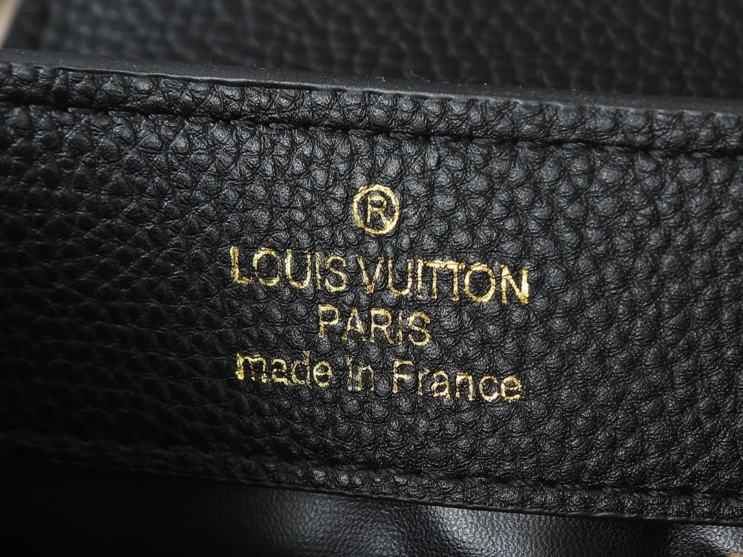 💰400💰Guangzhou goods Upgraded from the original M24583 M24584 M24585 Gold and diamond corolla This Capucines Flower Crown handbag is made of full-grain Taurillon leather and is embellished with Monogram flowers. Each flower is shaped by exquisite crystal diamonds. The LV logo and flowers echo each other, giving this soft handbag a jewel-like luster. Use the detachable shoulder strap cleverly to switch between shoulder and crossbody. Dimensions: 21.0 x 14.0 x 8.0 cm