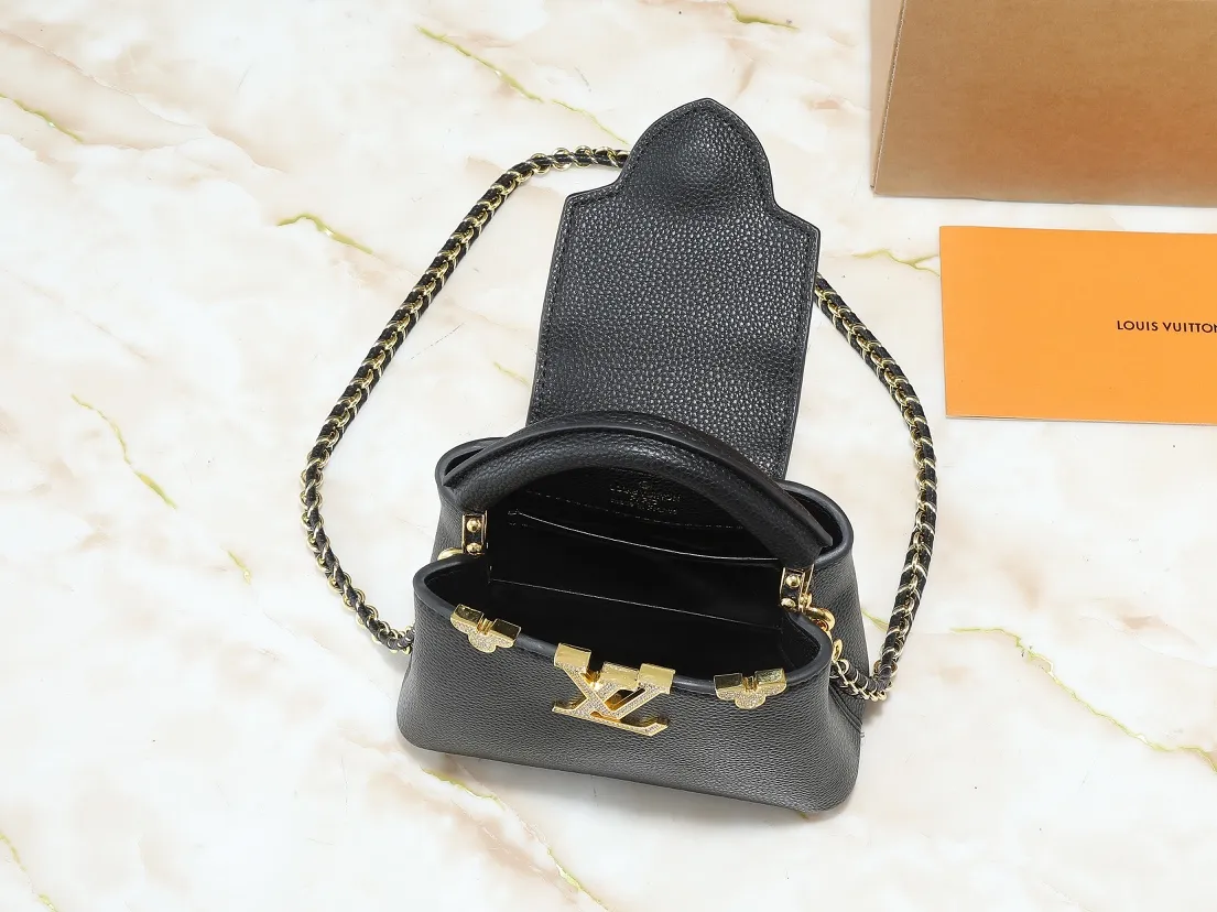 💰400💰Guangzhou goods Upgraded from the original M24583 M24584 M24585 Gold and diamond corolla This Capucines Flower Crown handbag is made of full-grain Taurillon leather and is embellished with Monogram flowers. Each flower is shaped by exquisite crystal diamonds. The LV logo and flowers echo each other, giving this soft handbag a jewel-like luster. Use the detachable shoulder strap cleverly to switch between shoulder and crossbody. Dimensions: 21.0 x 14.0 x 8.0 cm