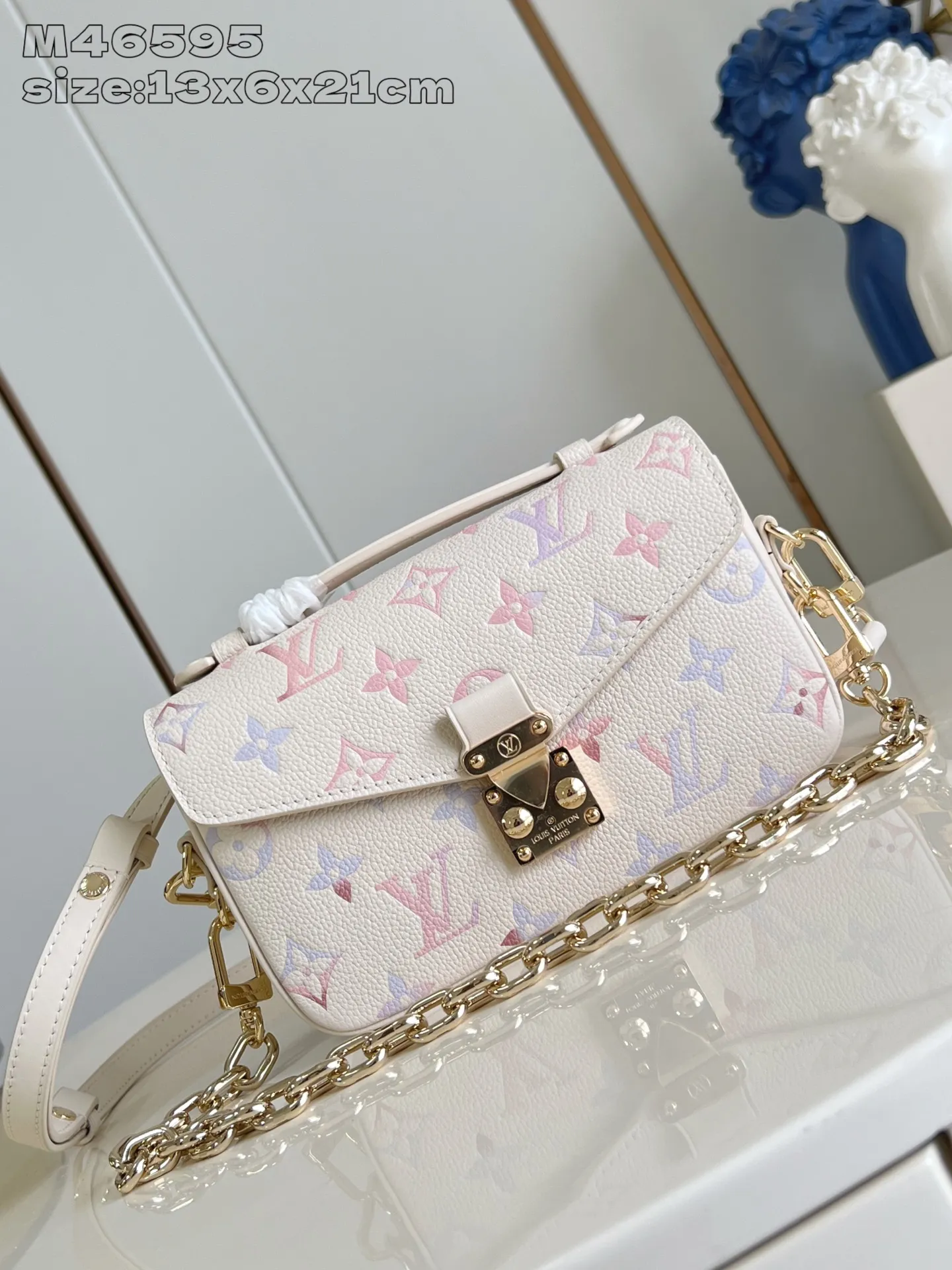 💰1140 (top layer leather) top-quality original individual real shot M46595 color gradient】M25682 This Pochette Métis East West handbag is made of grained cow leather, and then uses digital printing technology to render the classic Monogram pattern with gradient watercolor tones, cleverly highlighting the dreamy theme of the Dream series. The metal hardware and S-lock clasps gleam with a lustrous sheen, while the zippered exterior pocket and multiple interior pockets accommodate day and night needs. 13.5 x 6 x 21.5 cm (height x width x length)