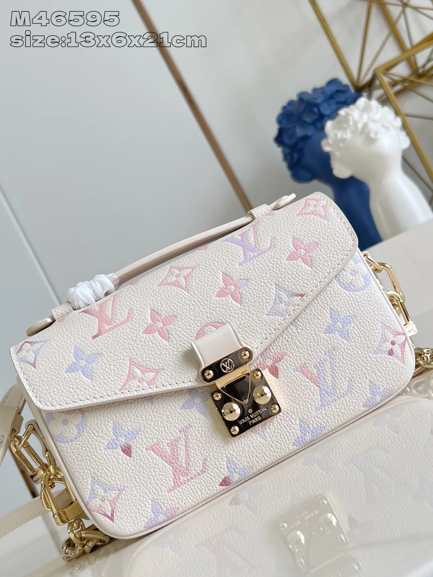 💰1140 (top layer leather) top-quality original individual real shot M46595 color gradient】M25682 This Pochette Métis East West handbag is made of grained cow leather, and then uses digital printing technology to render the classic Monogram pattern with gradient watercolor tones, cleverly highlighting the dreamy theme of the Dream series. The metal hardware and S-lock clasps gleam with a lustrous sheen, while the zippered exterior pocket and multiple interior pockets accommodate day and night needs. 13.5 x 6 x 21.5 cm (height x width x length)