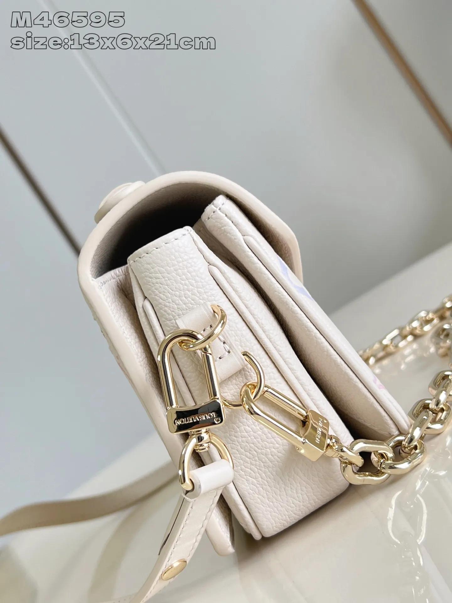 💰1140 (top layer leather) top-quality original individual real shot M46595 color gradient】M25682 This Pochette Métis East West handbag is made of grained cow leather, and then uses digital printing technology to render the classic Monogram pattern with gradient watercolor tones, cleverly highlighting the dreamy theme of the Dream series. The metal hardware and S-lock clasps gleam with a lustrous sheen, while the zippered exterior pocket and multiple interior pockets accommodate day and night needs. 13.5 x 6 x 21.5 cm (height x width x length)