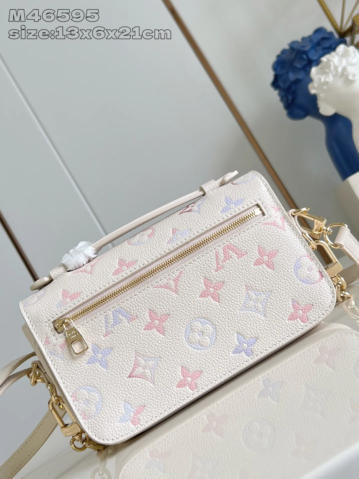 💰1140 (top layer leather) top-quality original individual real shot M46595 color gradient】M25682 This Pochette Métis East West handbag is made of grained cow leather, and then uses digital printing technology to render the classic Monogram pattern with gradient watercolor tones, cleverly highlighting the dreamy theme of the Dream series. The metal hardware and S-lock clasps gleam with a lustrous sheen, while the zippered exterior pocket and multiple interior pockets accommodate day and night needs. 13.5 x 6 x 21.5 cm (height x width x length)