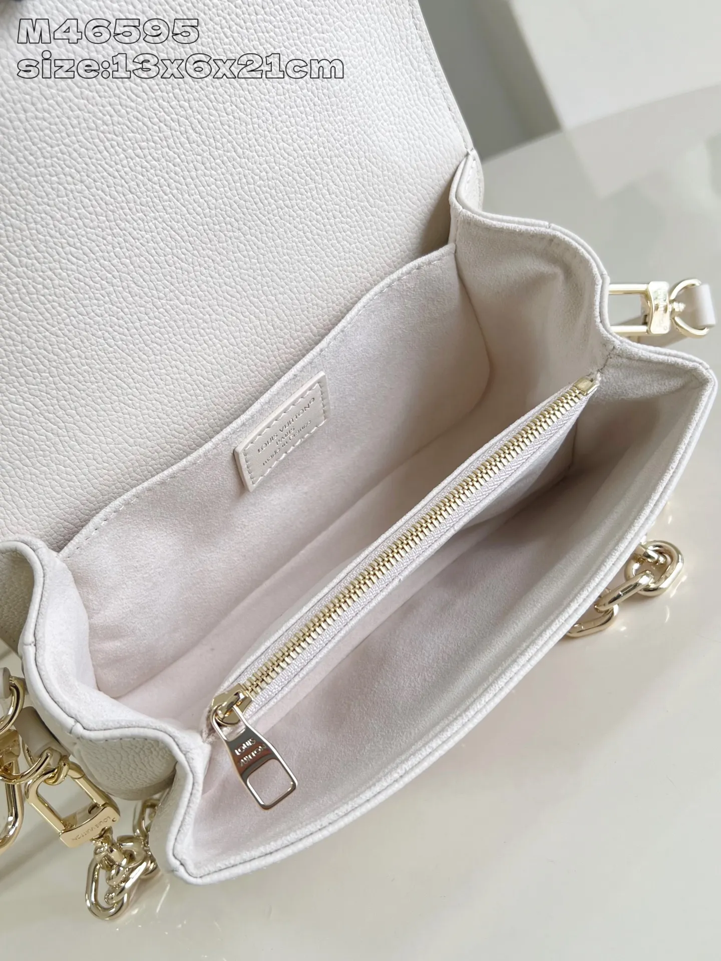 💰1140 (top layer leather) top-quality original individual real shot M46595 color gradient】M25682 This Pochette Métis East West handbag is made of grained cow leather, and then uses digital printing technology to render the classic Monogram pattern with gradient watercolor tones, cleverly highlighting the dreamy theme of the Dream series. The metal hardware and S-lock clasps gleam with a lustrous sheen, while the zippered exterior pocket and multiple interior pockets accommodate day and night needs. 13.5 x 6 x 21.5 cm (height x width x length)