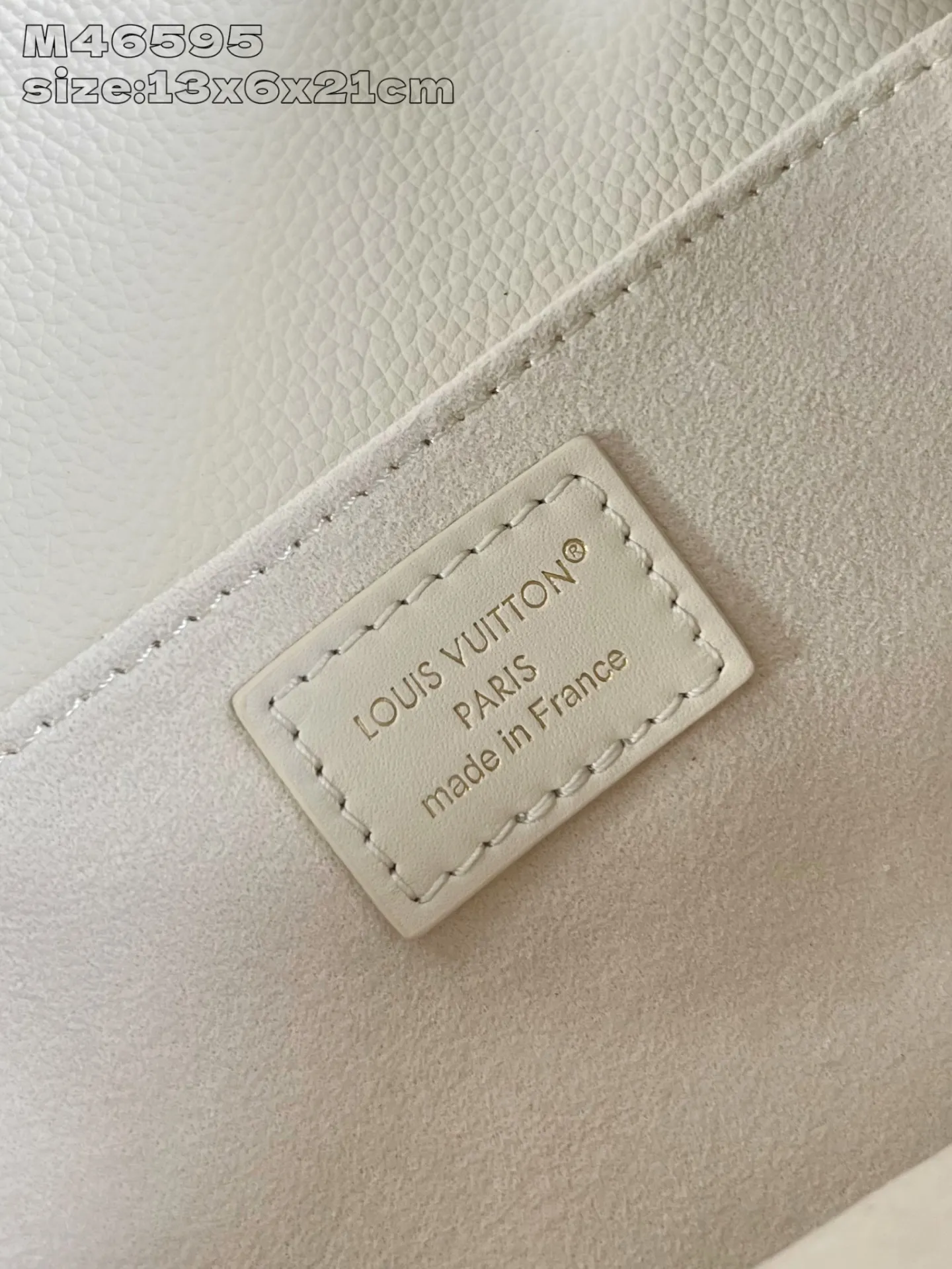 💰1140 (top layer leather) top-quality original individual real shot M46595 color gradient】M25682 This Pochette Métis East West handbag is made of grained cow leather, and then uses digital printing technology to render the classic Monogram pattern with gradient watercolor tones, cleverly highlighting the dreamy theme of the Dream series. The metal hardware and S-lock clasps gleam with a lustrous sheen, while the zippered exterior pocket and multiple interior pockets accommodate day and night needs. 13.5 x 6 x 21.5 cm (height x width x length)