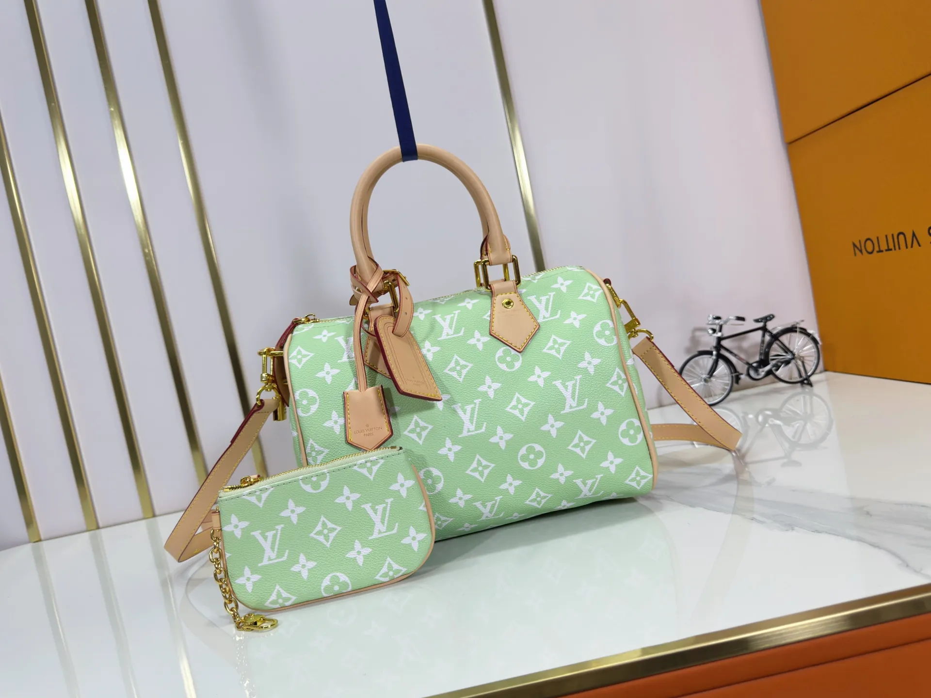 P280 Upgraded original M24426 M24425 M24424 M24423 M24443 M This Speedy Bandoulière 25 Monogram Leather handbag is made of soft cow leather and uses Monogram pattern to reproduce the elegant look and feel of canvas printing. Dazzling metal hardware, sheepskin lining and nameplate all reflect Creative Director Pharrell Williams' relentless attention to detail. Dimensions: 25.0 x 15.0 x 15.0 cm (length x height x width)
