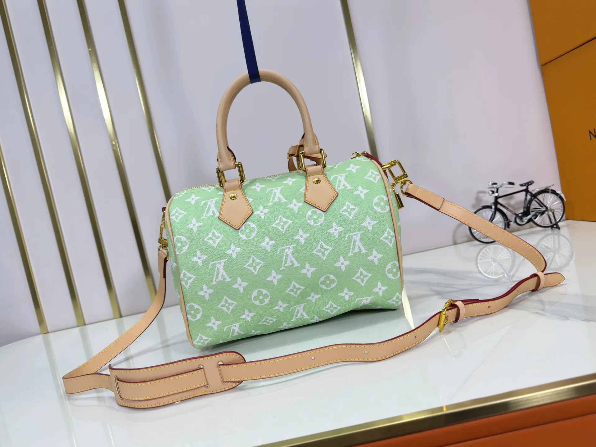 P280 Upgraded original M24426 M24425 M24424 M24423 M24443 M This Speedy Bandoulière 25 Monogram Leather handbag is made of soft cow leather and uses Monogram pattern to reproduce the elegant look and feel of canvas printing. Dazzling metal hardware, sheepskin lining and nameplate all reflect Creative Director Pharrell Williams' relentless attention to detail. Dimensions: 25.0 x 15.0 x 15.0 cm (length x height x width)