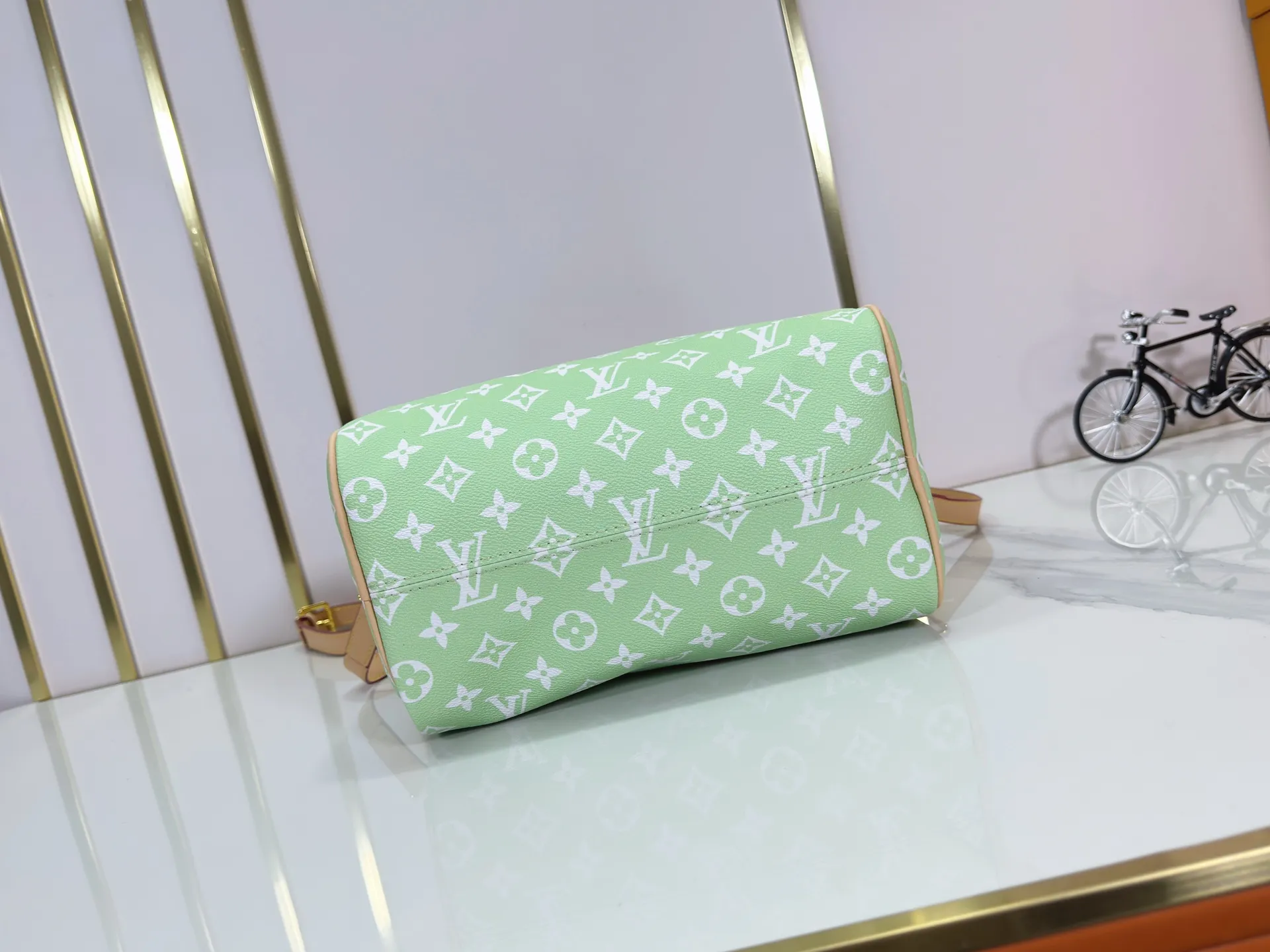 P280 Upgraded original M24426 M24425 M24424 M24423 M24443 M This Speedy Bandoulière 25 Monogram Leather handbag is made of soft cow leather and uses Monogram pattern to reproduce the elegant look and feel of canvas printing. Dazzling metal hardware, sheepskin lining and nameplate all reflect Creative Director Pharrell Williams' relentless attention to detail. Dimensions: 25.0 x 15.0 x 15.0 cm (length x height x width)