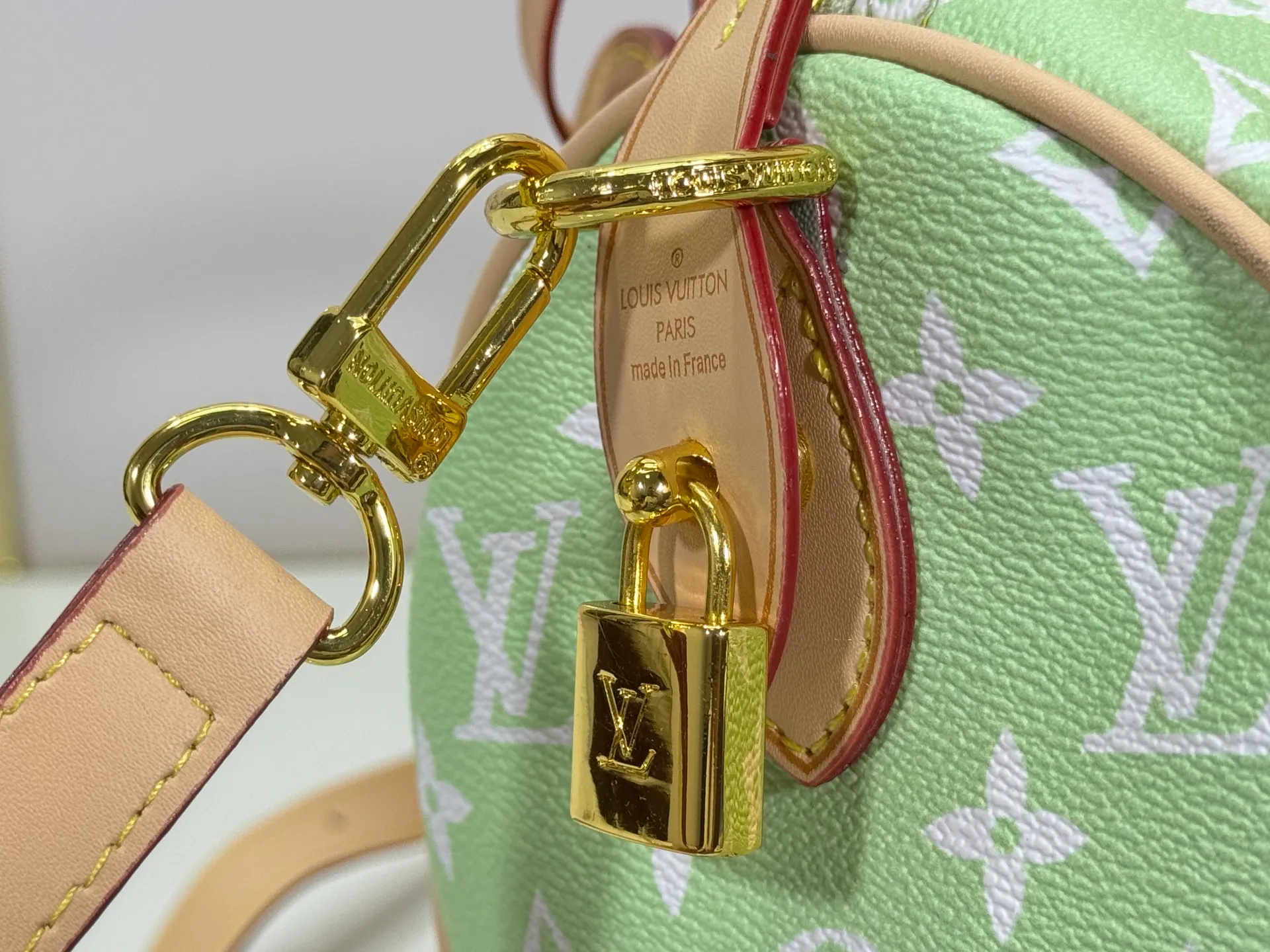 P280 Upgraded original M24426 M24425 M24424 M24423 M24443 M This Speedy Bandoulière 25 Monogram Leather handbag is made of soft cow leather and uses Monogram pattern to reproduce the elegant look and feel of canvas printing. Dazzling metal hardware, sheepskin lining and nameplate all reflect Creative Director Pharrell Williams' relentless attention to detail. Dimensions: 25.0 x 15.0 x 15.0 cm (length x height x width)
