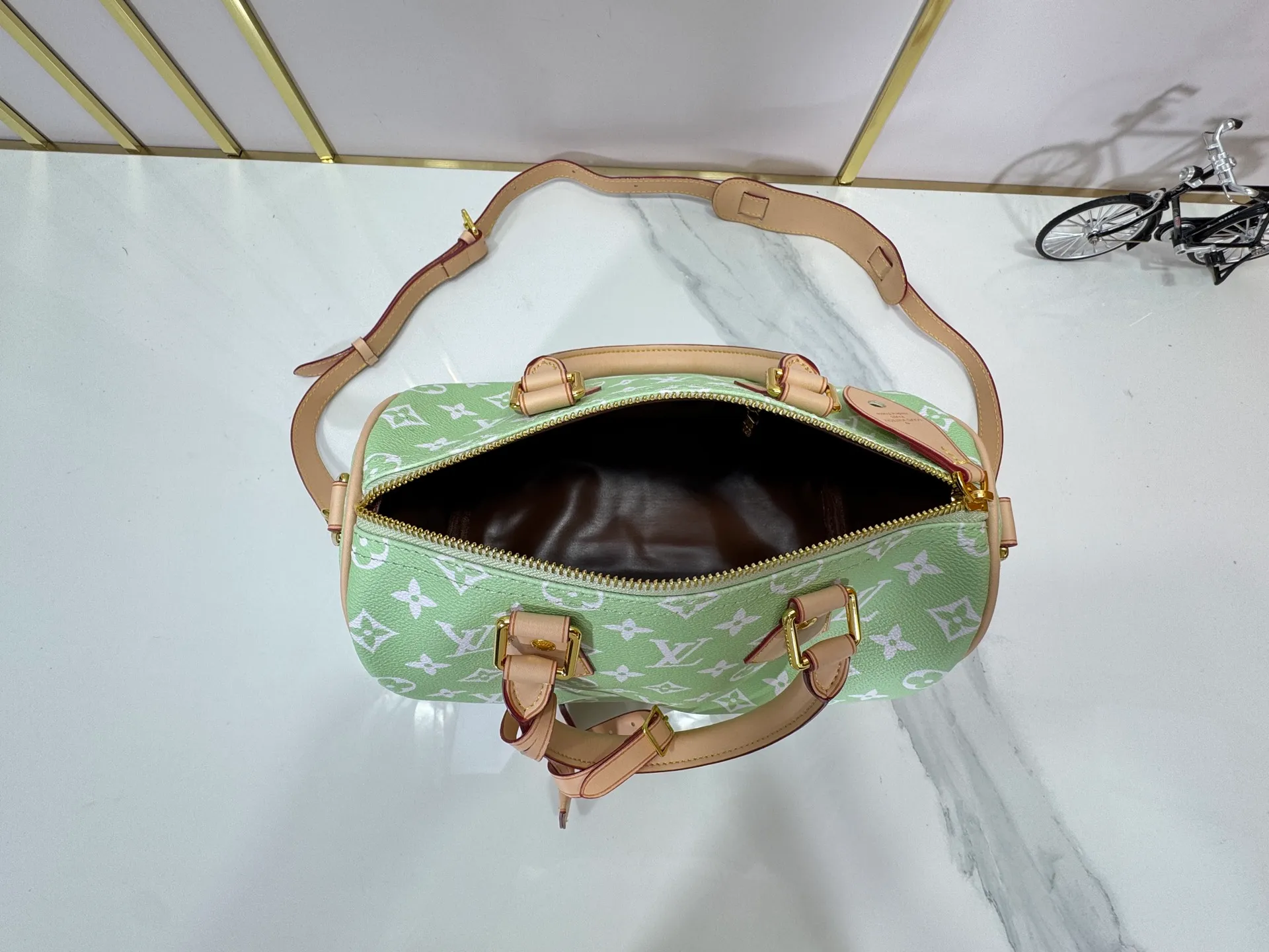 P280 Upgraded original M24426 M24425 M24424 M24423 M24443 M This Speedy Bandoulière 25 Monogram Leather handbag is made of soft cow leather and uses Monogram pattern to reproduce the elegant look and feel of canvas printing. Dazzling metal hardware, sheepskin lining and nameplate all reflect Creative Director Pharrell Williams' relentless attention to detail. Dimensions: 25.0 x 15.0 x 15.0 cm (length x height x width)