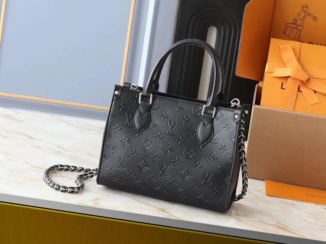 💰240💰Upgraded from the original M14576 M45659. This small OnTheGo handbag comes from the Monogram Bold series and highlights the 2025 spring and summer show with its neat structure. The Monogram embossed leather bag features dazzling metal hardware and a detachable braided chain. It has ample space to accommodate daily essentials, making it a perfect choice for urban commuting and weekend outings. Dimensions: 25.0 x 19.0 x 11.5 cm (length x height x width)