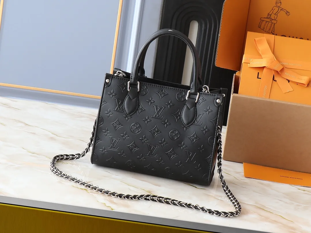 💰240💰Upgraded from the original M14576 M45659. This small OnTheGo handbag comes from the Monogram Bold series and highlights the 2025 spring and summer show with its neat structure. The Monogram embossed leather bag features dazzling metal hardware and a detachable braided chain. It has ample space to accommodate daily essentials, making it a perfect choice for urban commuting and weekend outings. Dimensions: 25.0 x 19.0 x 11.5 cm (length x height x width)