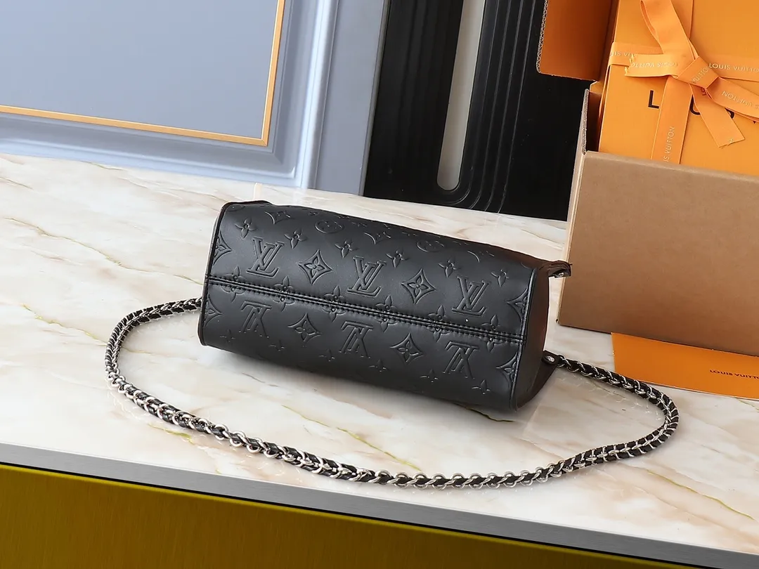 💰240💰Upgraded from the original M14576 M45659. This small OnTheGo handbag comes from the Monogram Bold series and highlights the 2025 spring and summer show with its neat structure. The Monogram embossed leather bag features dazzling metal hardware and a detachable braided chain. It has ample space to accommodate daily essentials, making it a perfect choice for urban commuting and weekend outings. Dimensions: 25.0 x 19.0 x 11.5 cm (length x height x width)